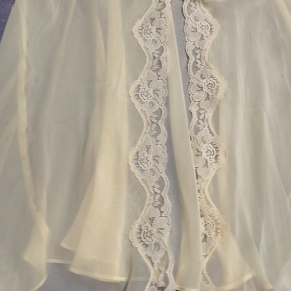 Yellow Lace chemise and robe set Lingerie - Picture 4 of 7